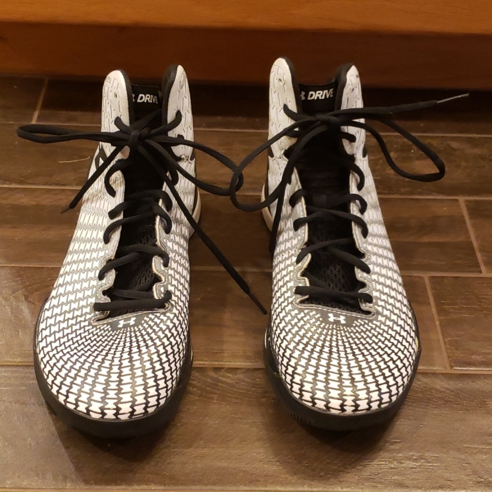 Under Armour Men's Clutch Fit Basketball Sneakers